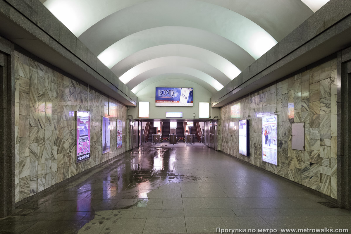 Фотография станции Улица Дыбенко (Правобережная линия, Санкт-Петербург). Выход в город, эскалаторы начинаются прямо с уровня платформы.