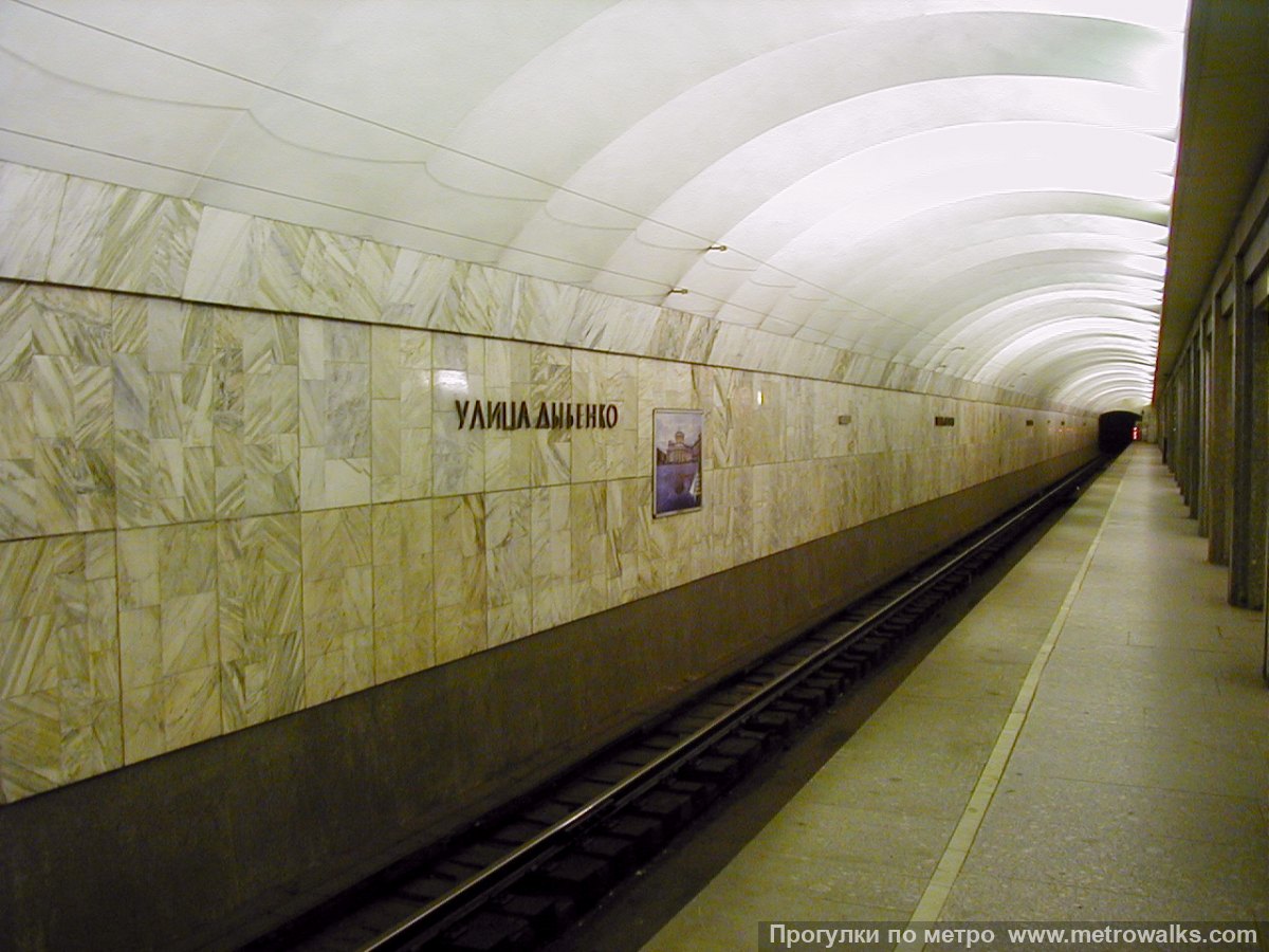 Фотография станции Улица Дыбенко (Правобережная линия, Санкт-Петербург). Боковой зал станции и посадочная платформа, общий вид.
