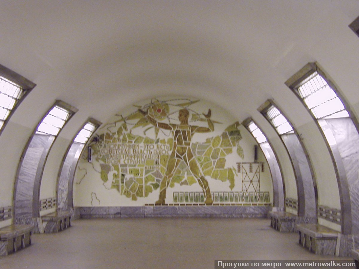 Фотография станции Электросила (Московско-Петроградская линия, Санкт-Петербург). Центральный зал станции, вид вдоль от входа в сторону глухого торца.