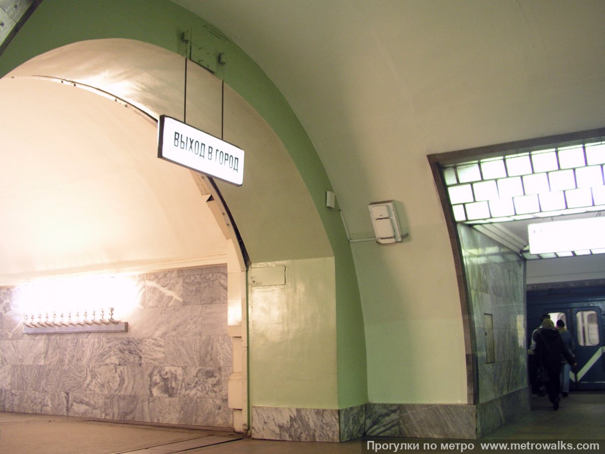Фотография станции Электросила (Московско-Петроградская линия, Санкт-Петербург). Выход в город, эскалаторы начинаются прямо с уровня платформы.
