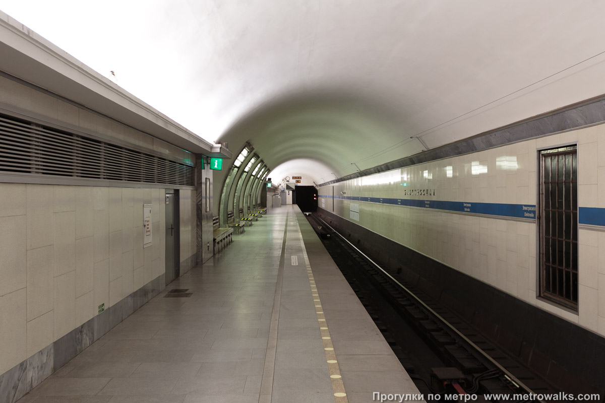 Фотография станции Электросила (Московско-Петроградская линия, Санкт-Петербург). Боковой зал станции и посадочная платформа, общий вид.