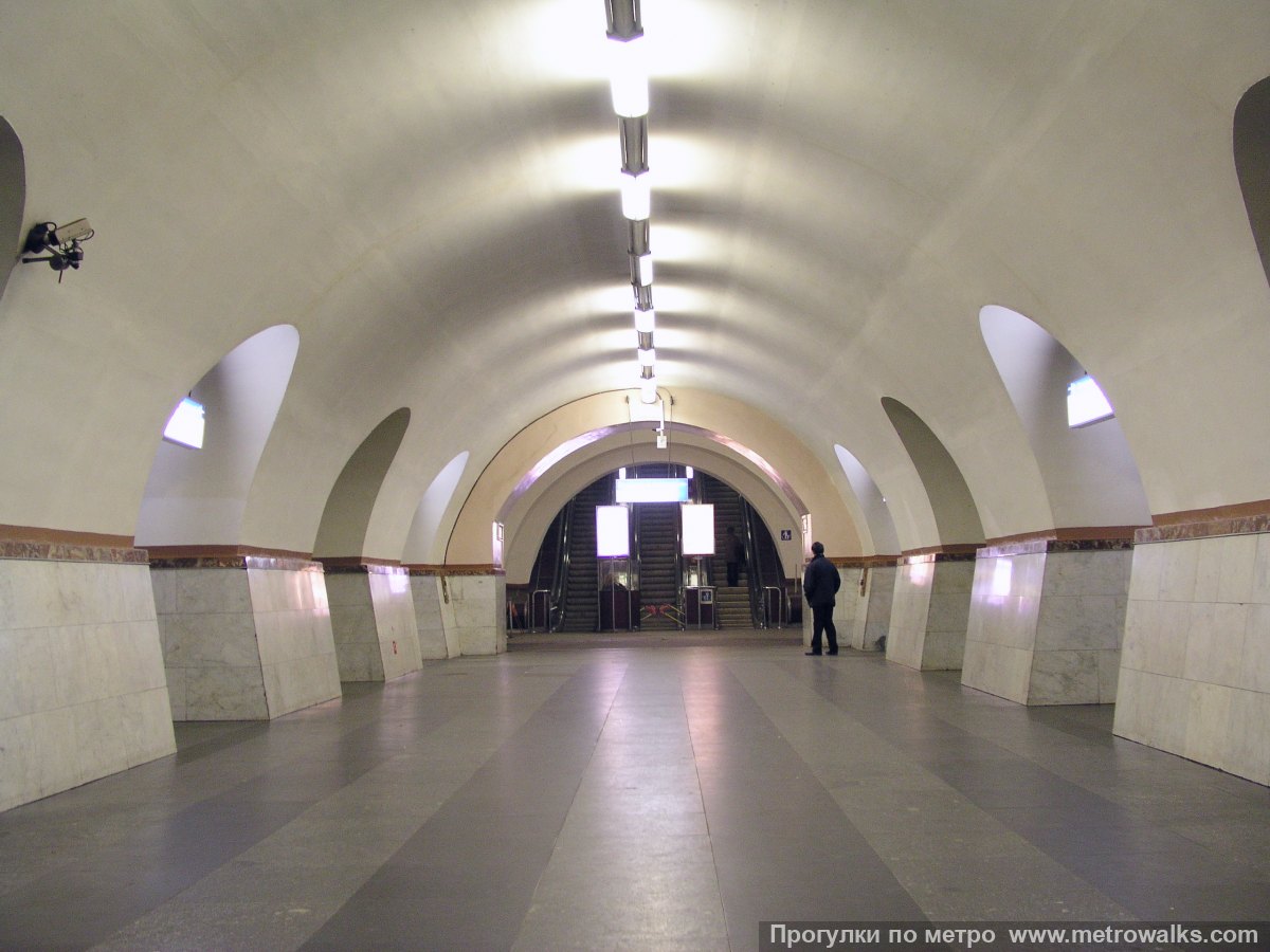 Фотография станции Фрунзенская (Московско-Петроградская линия, Санкт-Петербург). Центральный зал станции, вид вдоль от глухого торца в сторону выхода.