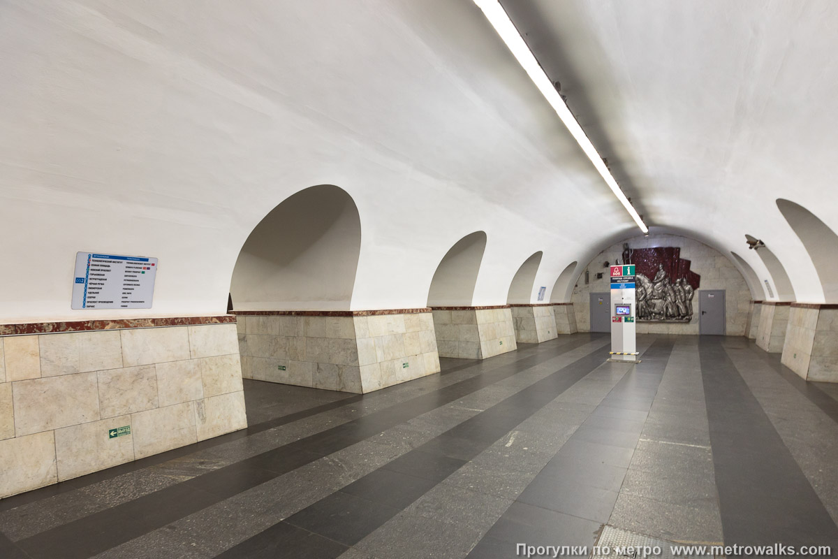 Фотография станции Фрунзенская (Московско-Петроградская линия, Санкт-Петербург). Вид по диагонали.