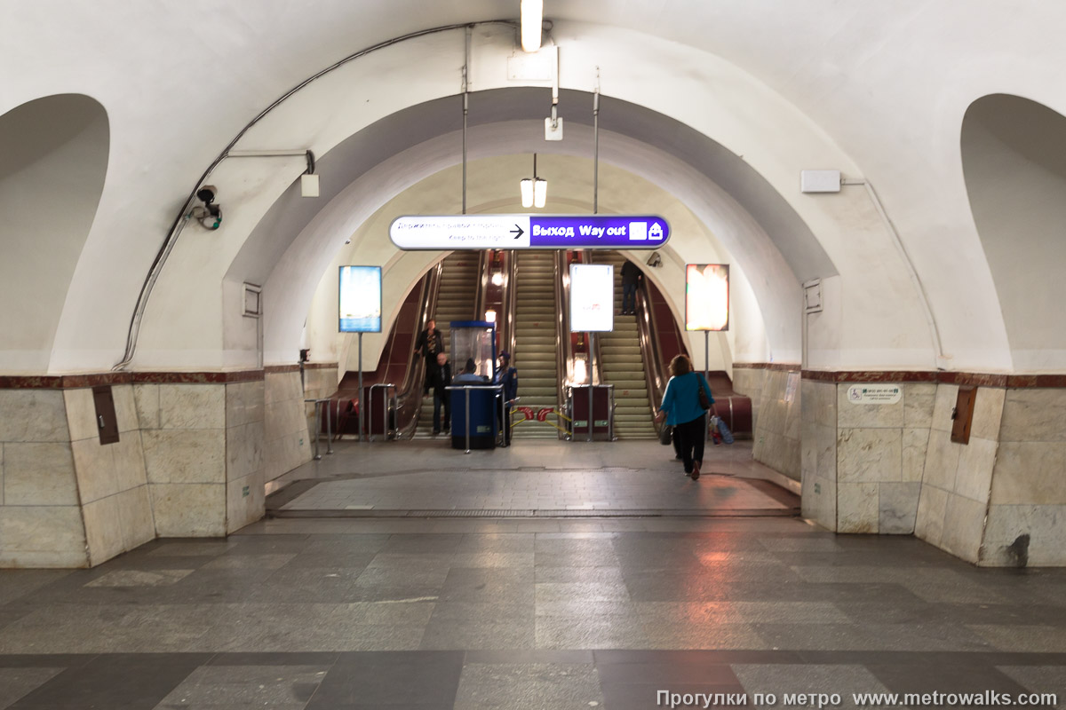 Фотография станции Фрунзенская (Московско-Петроградская линия, Санкт-Петербург). Выход в город, эскалаторы начинаются прямо с уровня платформы. Фотография станции Фрунзенская (Московско-Петроградская линия, Санкт-Петербург). Выход в город, эскалаторы начинаются прямо с уровня платформы.