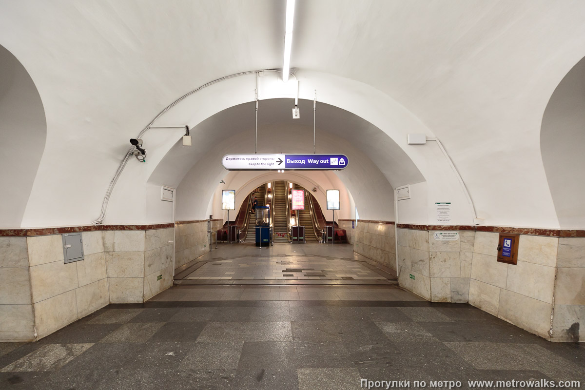 Фотография станции Фрунзенская (Московско-Петроградская линия, Санкт-Петербург). Выход в город, эскалаторы начинаются прямо с уровня платформы.