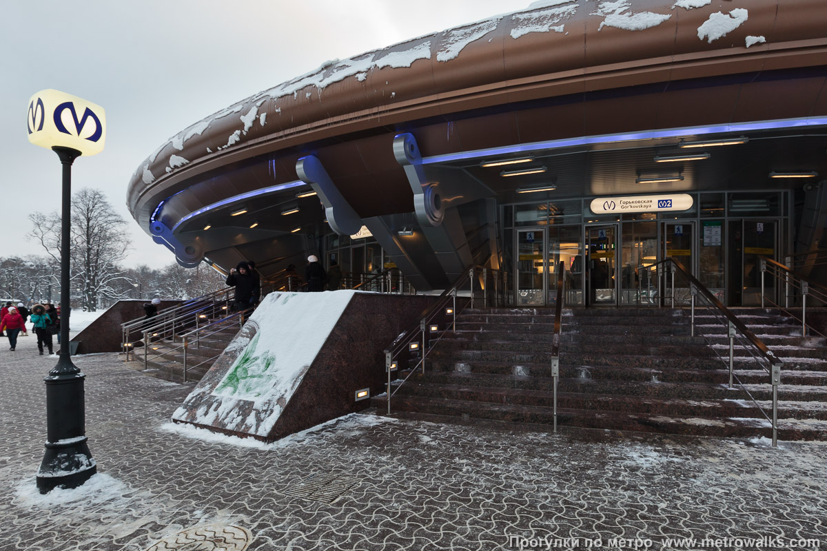 Фотография станции Горьковская (Московско-Петроградская линия, Санкт-Петербург). Вход в наземный вестибюль крупным планом.
