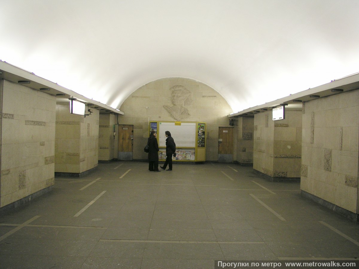 Фотография станции Горьковская (Московско-Петроградская линия, Санкт-Петербург). Центральный зал станции, вид вдоль от входа в сторону глухого торца.