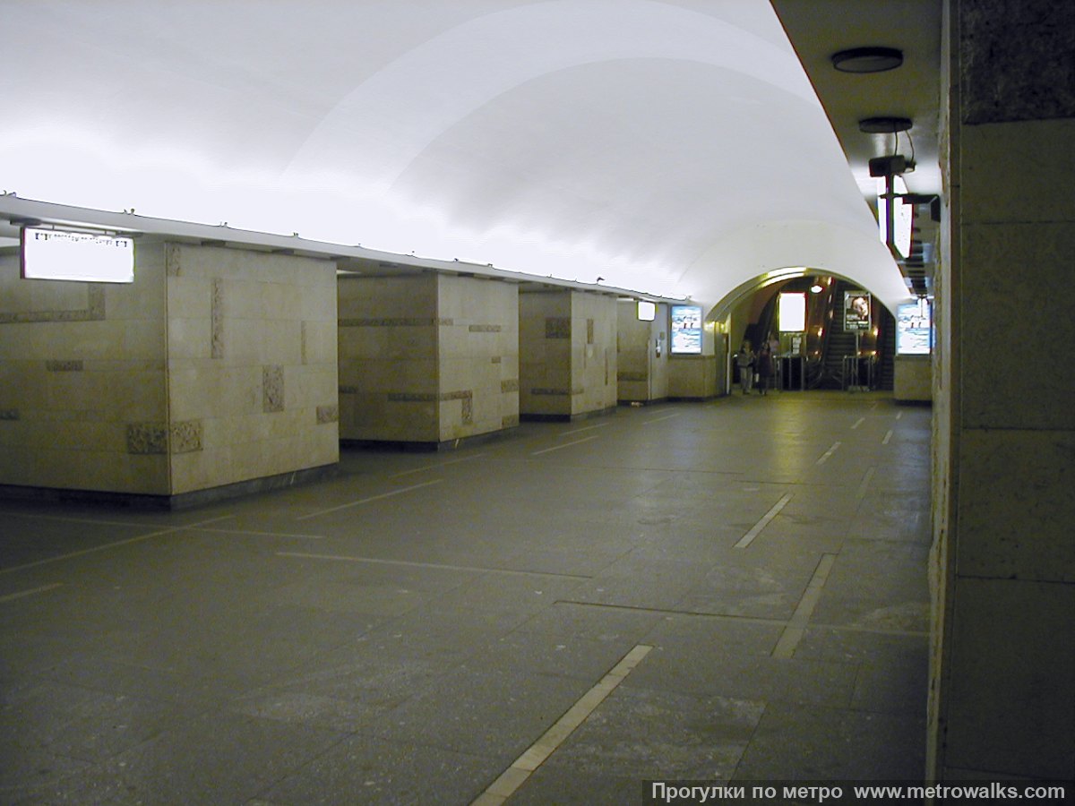 Фотография станции Горьковская (Московско-Петроградская линия, Санкт-Петербург). Вид по диагонали.