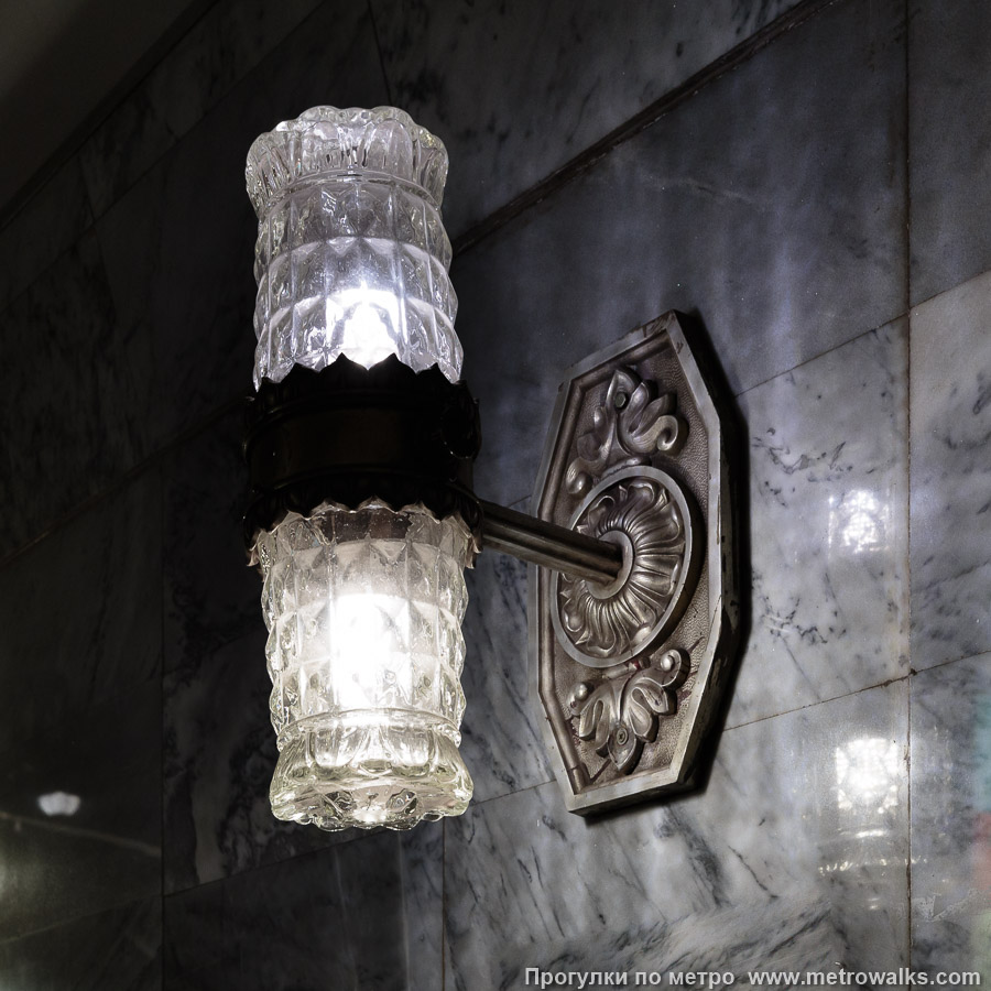 Фотография станции Кировский завод (Кировско-Выборгская линия, Санкт-Петербург). Светильник у выхода крупным планом.