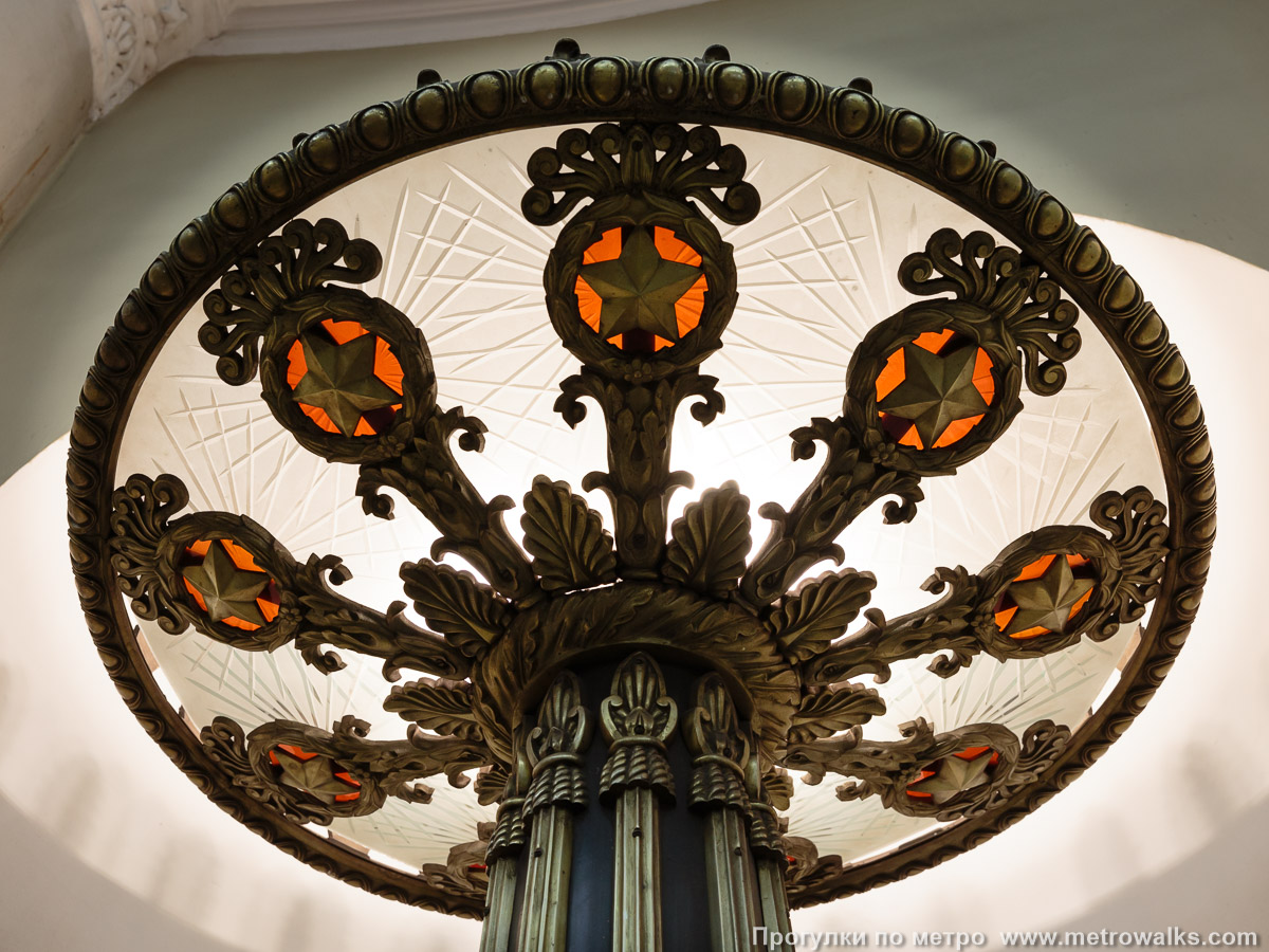 Фотография станции Кировский завод (Кировско-Выборгская линия, Санкт-Петербург). Светильник в эскалаторном зале крупным планом.