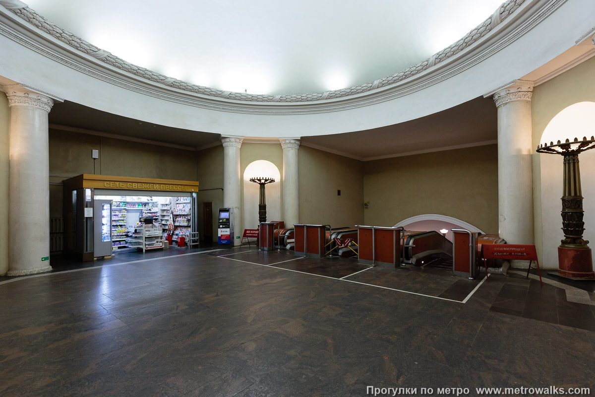 Фотография станции Кировский завод (Кировско-Выборгская линия, Санкт-Петербург). Эскалаторный зал вестибюля. Вид со стороны входа и выхода.