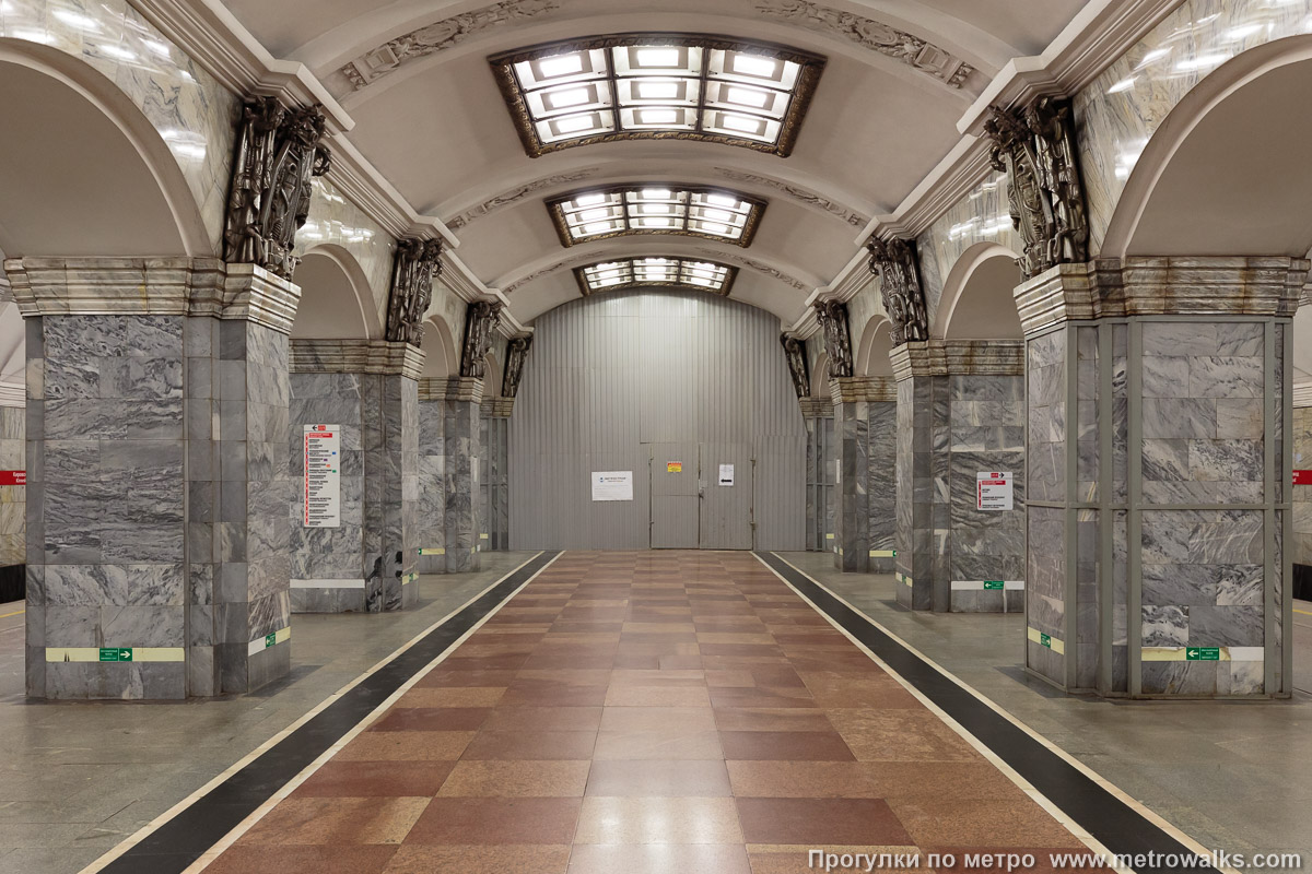 Фотография станции Кировский завод (Кировско-Выборгская линия, Санкт-Петербург). Противоположная от входа часть станции. Историческое фото (2025), когда торец станции был закрыт для строительства пересадки на станцию Путиловскую Красносельско-Калининской линии.