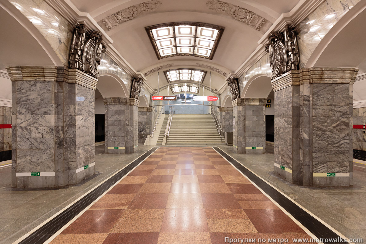 Фотография станции Кировский завод (Кировско-Выборгская линия, Санкт-Петербург). В южном торце центрального зала, противоположном от входа — переход на станцию Путиловскую 6-й линии.