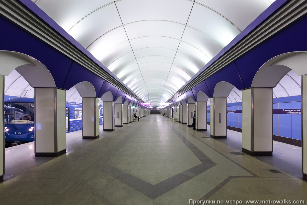 Фотография станции Комендантский проспект (Фрунзенско-Приморская линия, Санкт-Петербург). Продольный вид центрального зала.