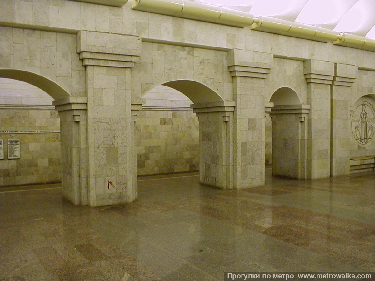 Фотография станции Крестовский остров (Фрунзенско-Приморская линия, Санкт-Петербург). Проход между центральным залом и посадочными платформами крупным планом.