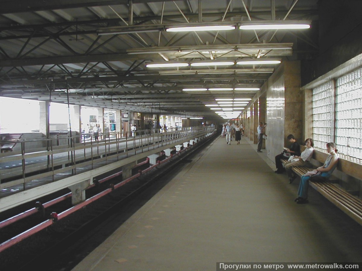 Фотография станции Купчино (Московско-Петроградская линия, Санкт-Петербург). Продольный вид вдоль края платформы. Историческое фото 2001 года, когда станция была с остеклением.