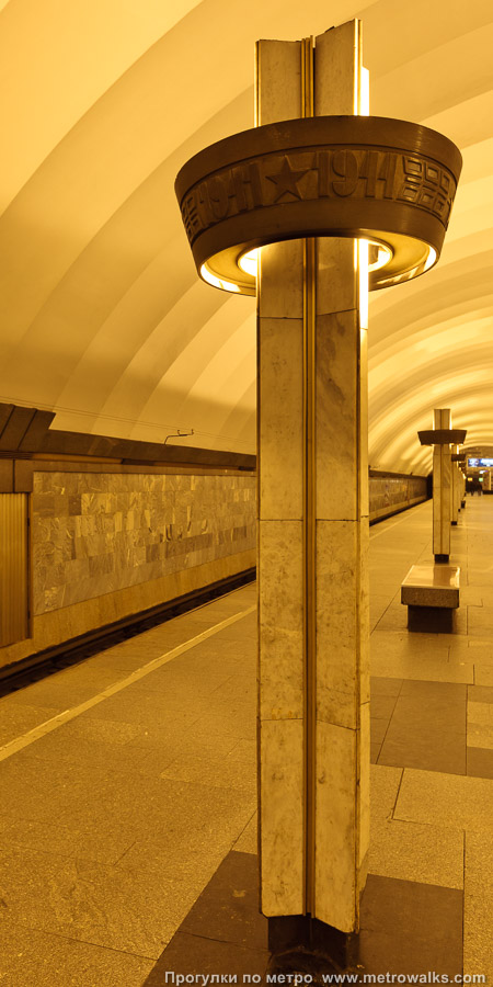 Фотография станции Ладожская (Правобережная линия, Санкт-Петербург). Светильник крупным планом.
