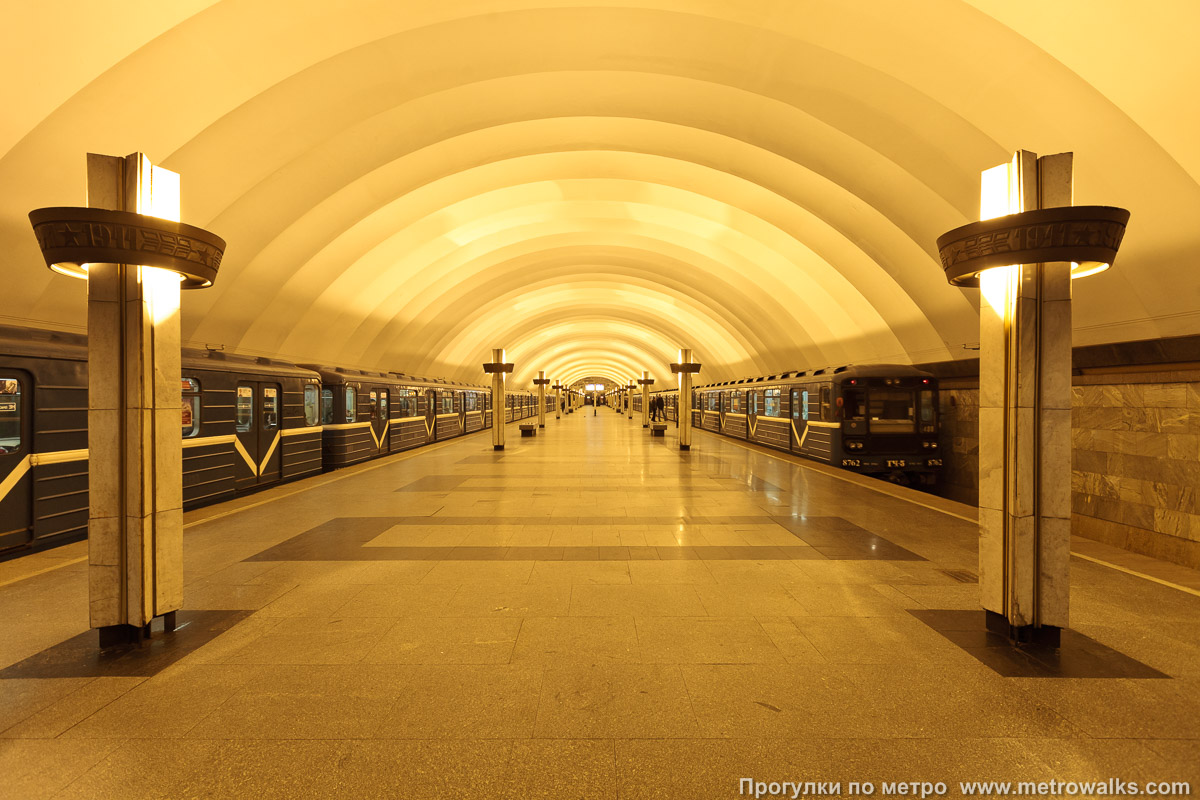 Фотография станции Ладожская (Правобережная линия, Санкт-Петербург). Общий вид по оси станции от глухого торца в сторону выхода. Для оживления картинки — с поездом.