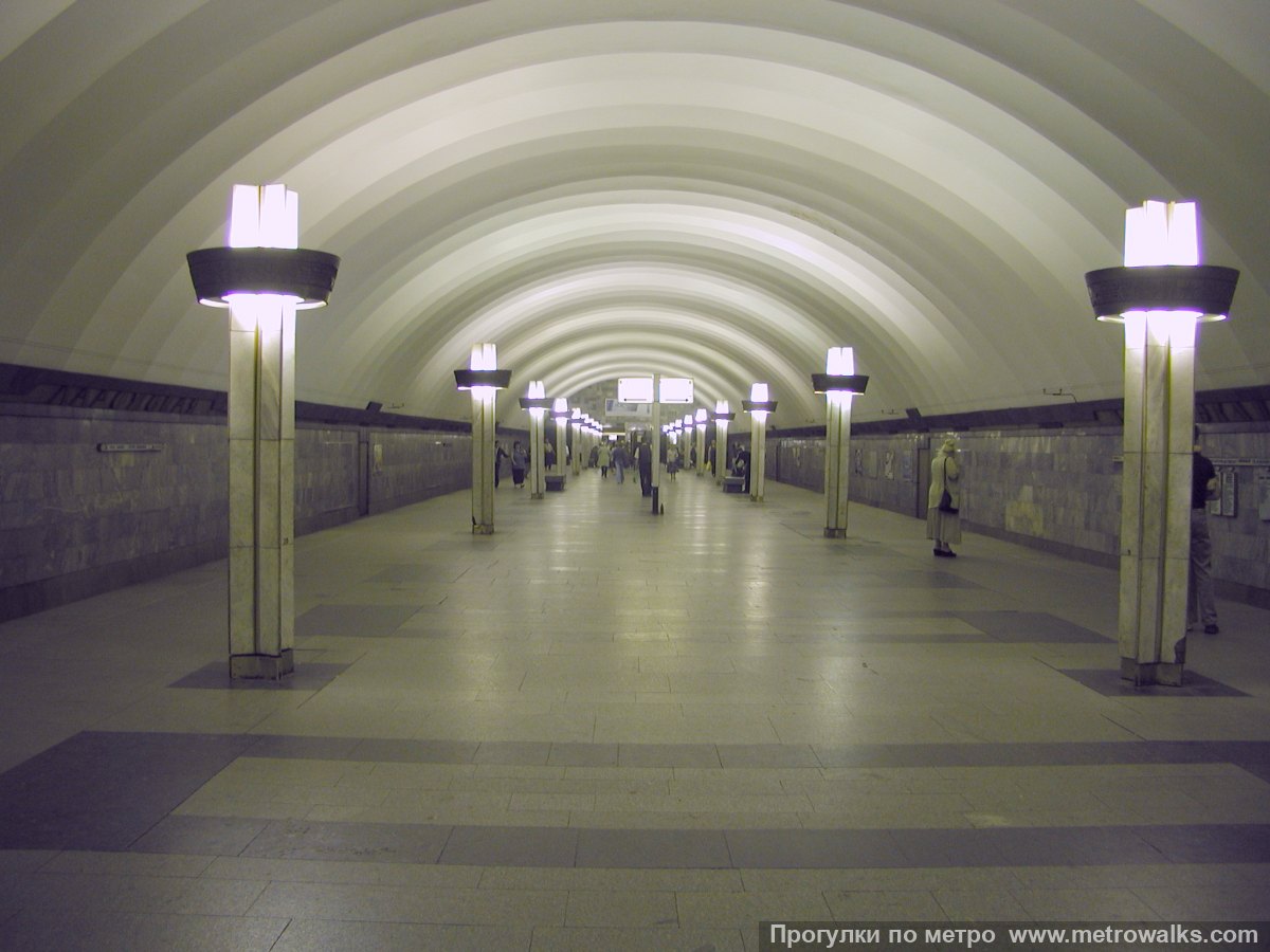 Фотография станции Ладожская (Правобережная линия, Санкт-Петербург). Общий вид по оси станции от глухого торца в сторону выхода. Историческое фото (2002) с условно белым освещением. Фотография станции Ладожская (Правобережная линия, Санкт-Петербург). Общий вид по оси станции от глухого торца в сторону выхода. Историческое фото (2002) с условно белым освещением.