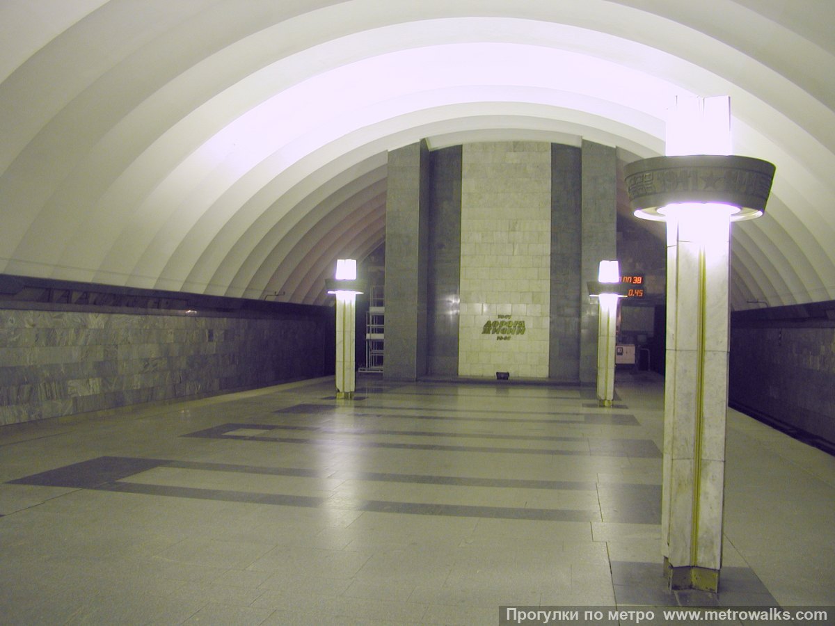 Фотография станции Ладожская (Правобережная линия, Санкт-Петербург). Противоположная от входа часть станции.