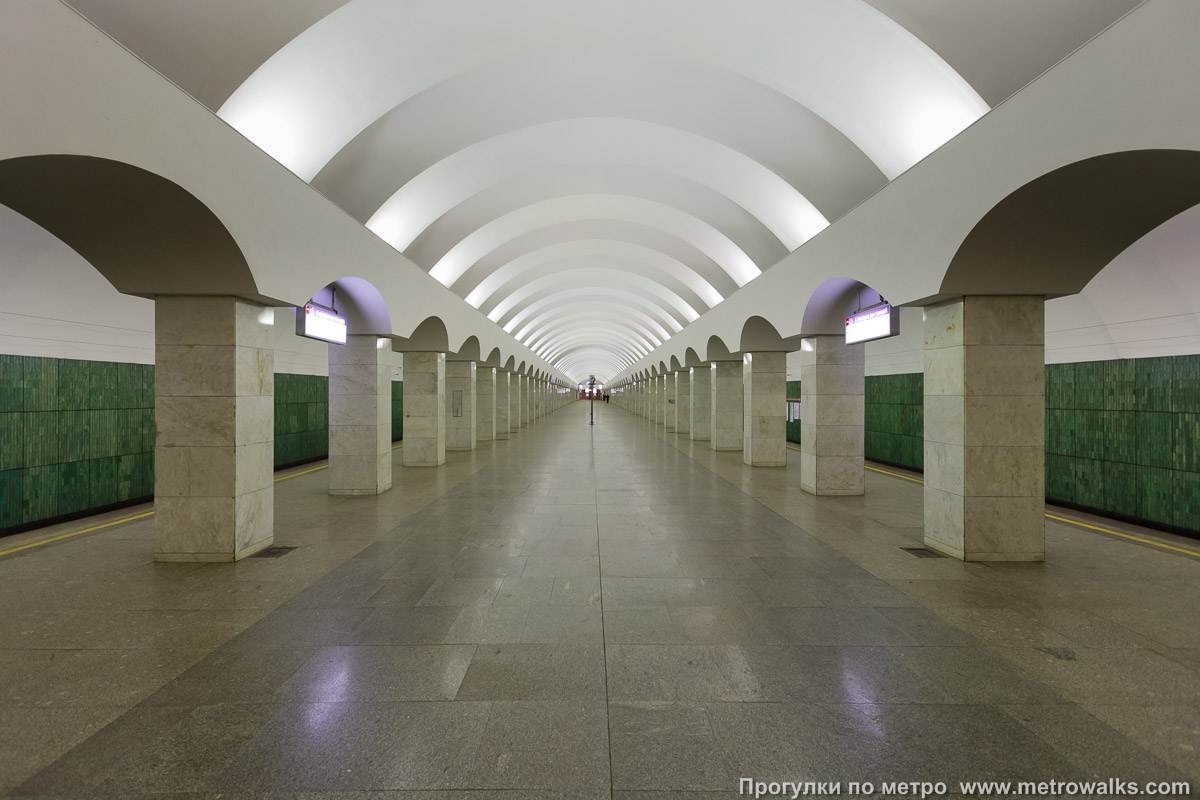 Фотография станции Лесная (Кировско-Выборгская линия, Санкт-Петербург). Центральный зал станции, вид вдоль от глухого торца в сторону выхода.