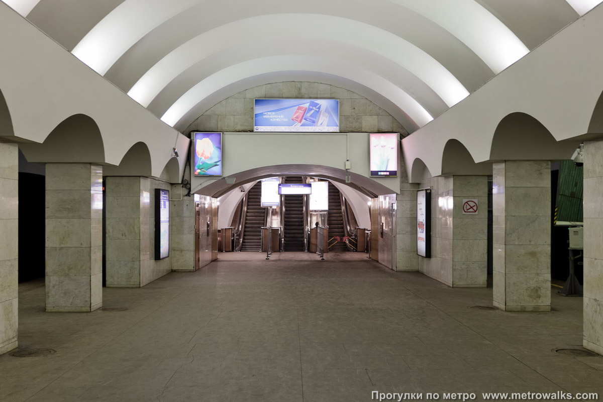 Фотография станции Лесная (Кировско-Выборгская линия, Санкт-Петербург). Выход в город, эскалаторы начинаются прямо с уровня платформы.