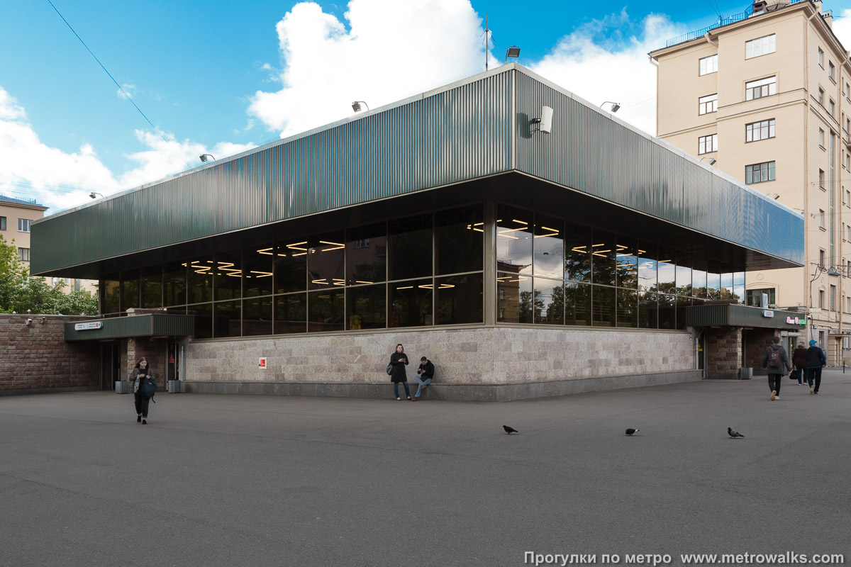 Фотография станции Лесная (Кировско-Выборгская линия, Санкт-Петербург). Наземный вестибюль станции. Раньше здесь было панорамное остекление до пола.