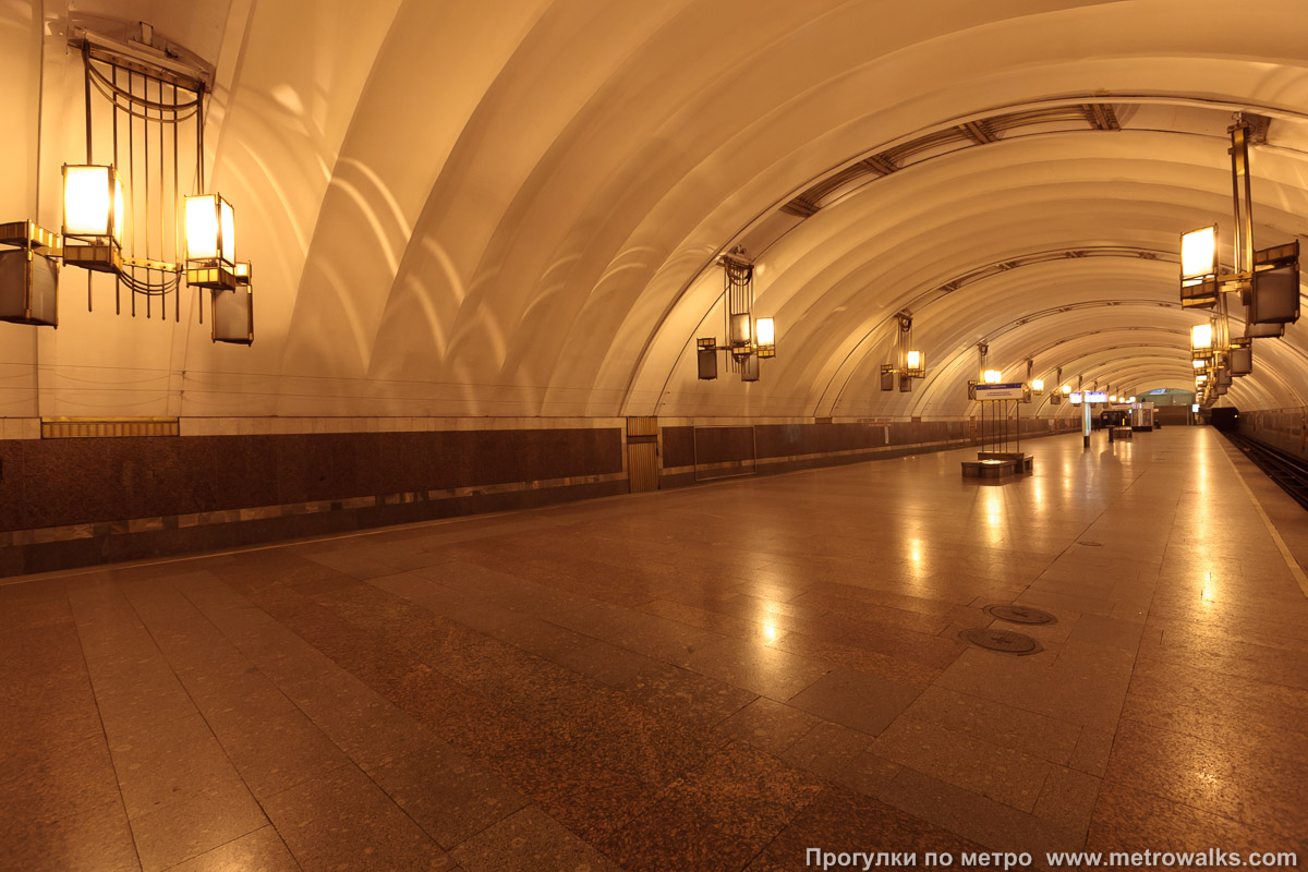 Фотография станции Лиговский проспект (Правобережная линия, Санкт-Петербург). Вид по диагонали. Историческое фото (2010) с оранжевым освещением.