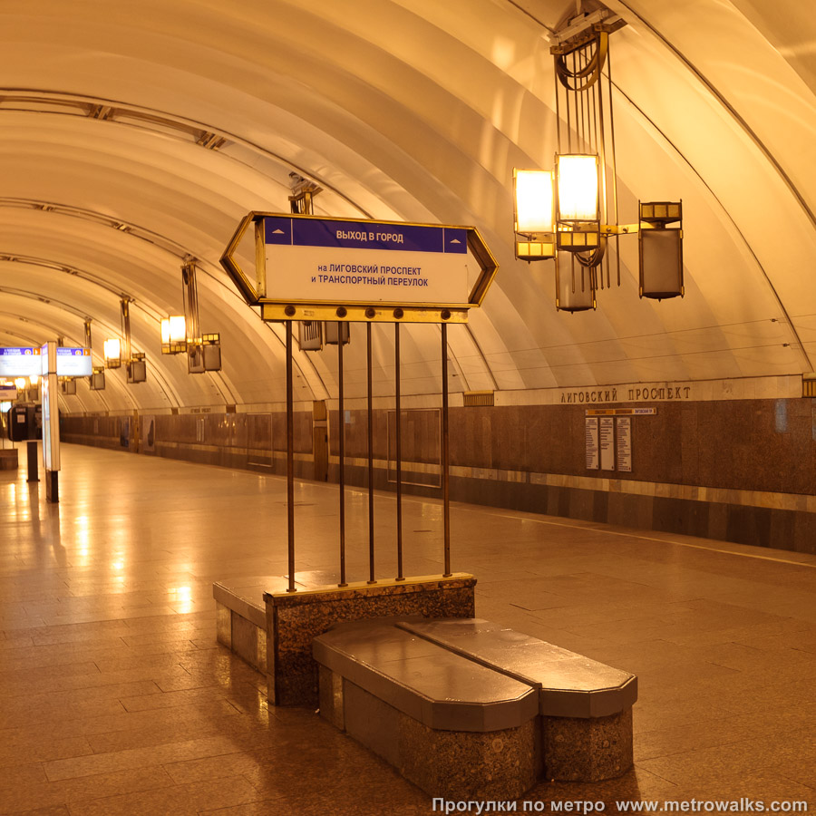 Фотография станции Лиговский проспект (Правобережная линия, Санкт-Петербург). Скамейки, совмещённые с указателями.