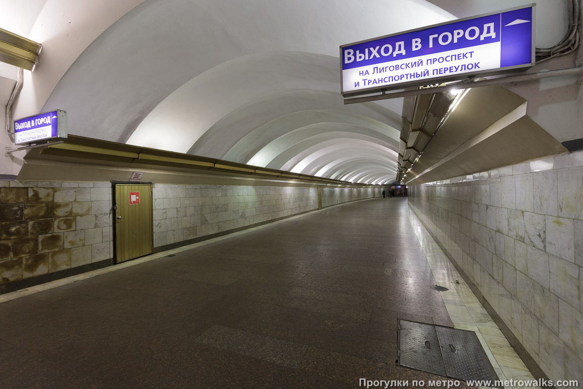 Фотография станции Лиговский проспект (Правобережная линия, Санкт-Петербург). Переходный коридор к эскалаторам.