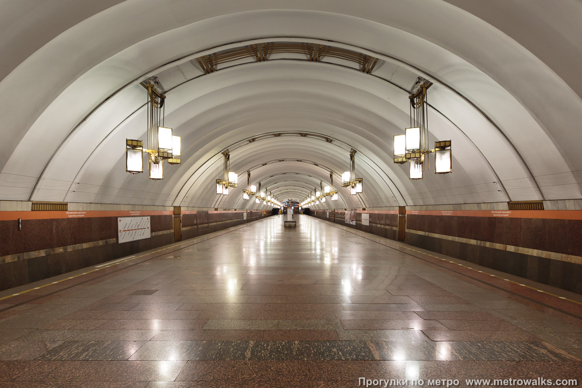 Фотография станции Лиговский проспект (Правобережная линия, Санкт-Петербург). Общий вид по оси станции от глухого торца в сторону выхода.