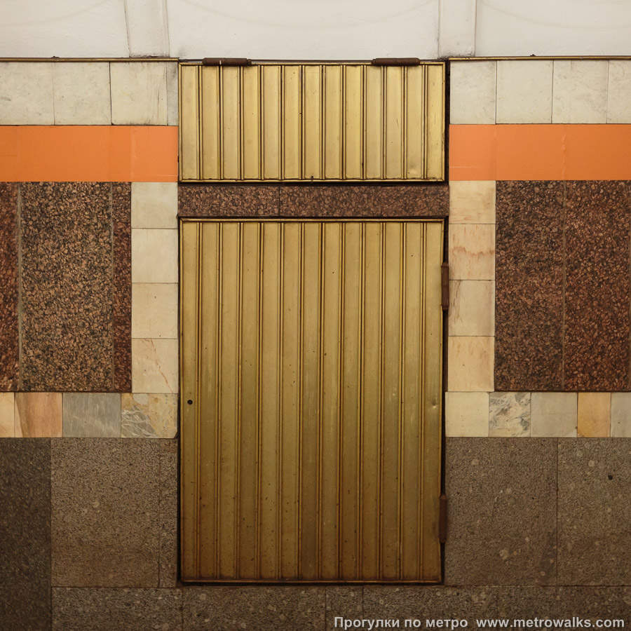 Фотография станции Лиговский проспект (Правобережная линия, Санкт-Петербург). Декоративная технологическая дверь в стене.