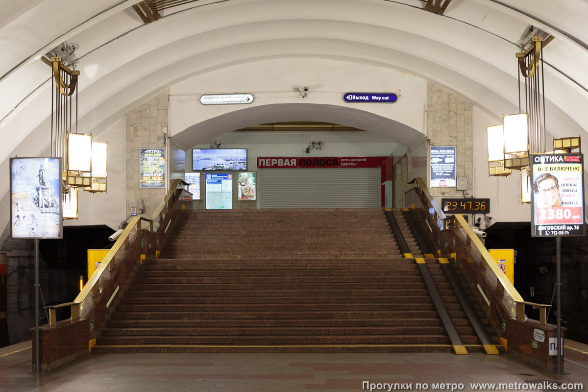 Фотография станции Лиговский проспект (Правобережная линия, Санкт-Петербург). Выход в город, лестница из центрального зала станции в переходный коридор к эскалаторам.