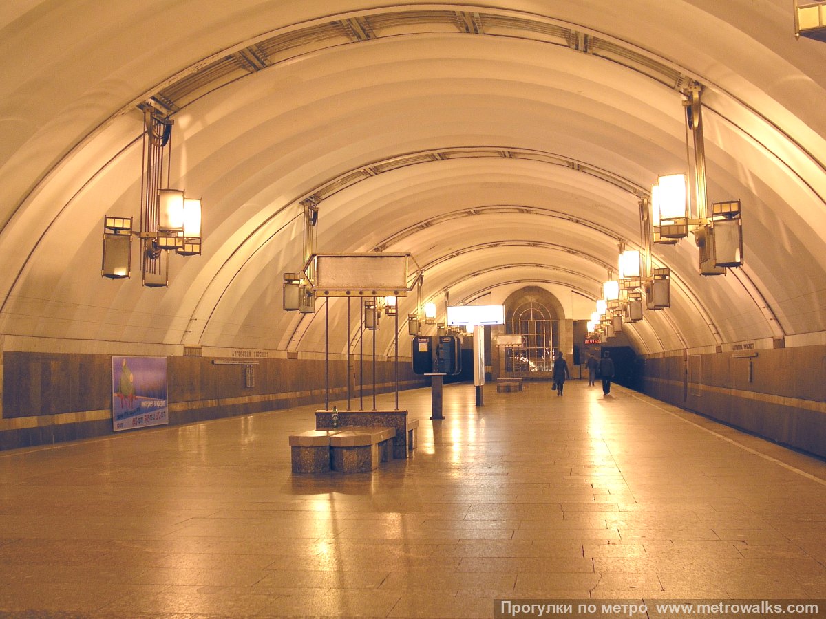 Фотография станции Лиговский проспект (Правобережная линия, Санкт-Петербург). Продольный вид вдоль края платформы.