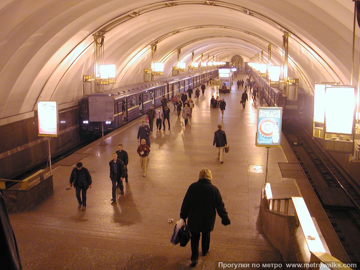 Фотография станции Лиговский проспект (Правобережная линия, Санкт-Петербург). Спуск на станцию по лестнице.