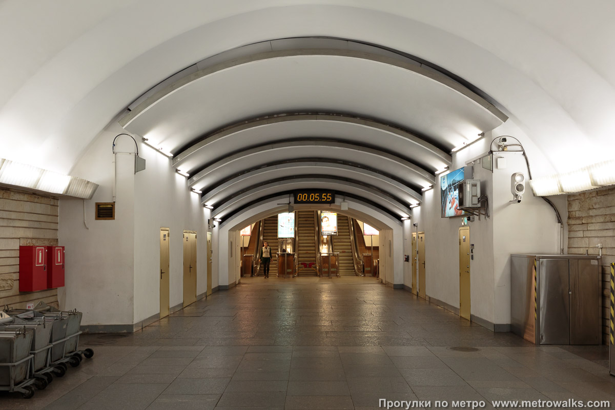 Фотография станции Маяковская (Невско-Василеостровская линия, Санкт-Петербург). Выход в город, эскалаторы начинаются прямо с уровня платформы.