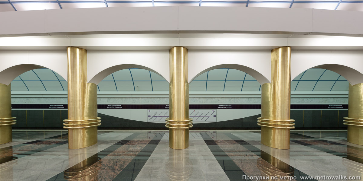 Фотография станции Международная (Фрунзенско-Приморская линия, Санкт-Петербург). Поперечный вид, проходы между колоннами из центрального зала на платформу.