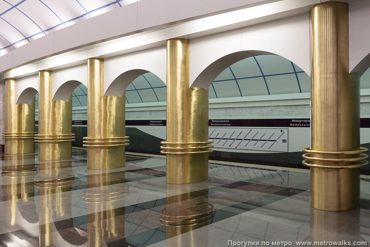 Фотография станции Международная (Фрунзенско-Приморская линия, Санкт-Петербург). Проход между центральным залом и посадочными платформами крупным планом.