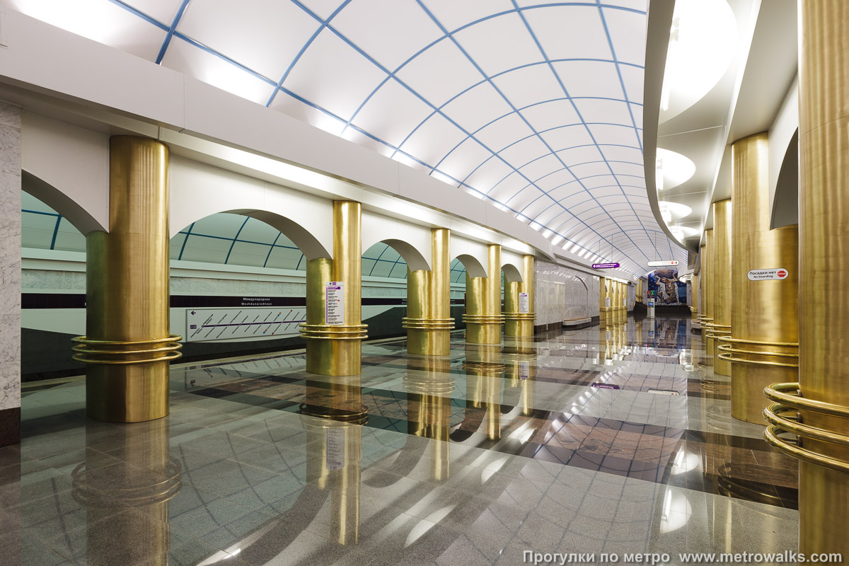 Фотография станции Международная (Фрунзенско-Приморская линия, Санкт-Петербург). Вид по диагонали.