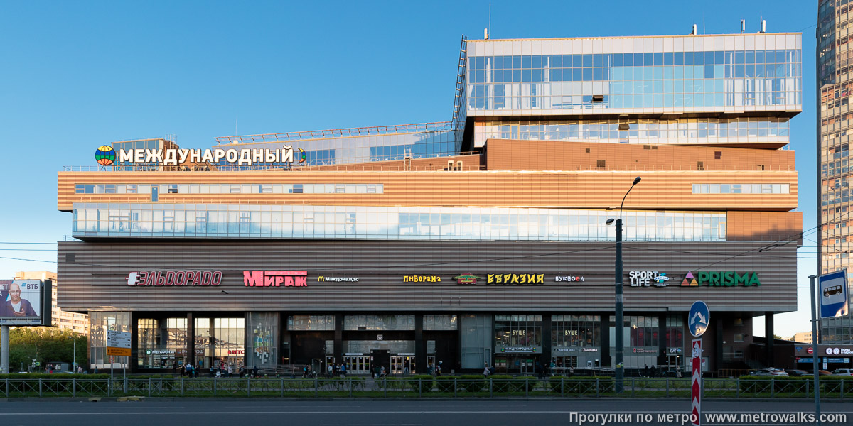 Фотография станции Международная (Фрунзенско-Приморская линия, Санкт-Петербург). Наземный вестибюль станции встроен в торговый комплекс. Наземный вестибюль станции встроен в торгово-развлекательный комплекс «Международный». Фотография станции Международная (Фрунзенско-Приморская линия, Санкт-Петербург). Наземный вестибюль станции встроен в торговый комплекс. Наземный вестибюль станции встроен в торгово-развлекательный комплекс «Международный».