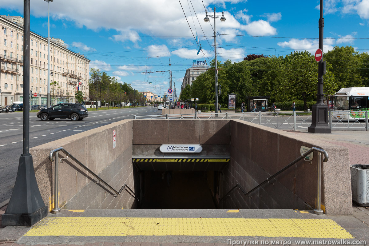 Фотография станции Московская (Московско-Петроградская линия, Санкт-Петербург). Вход на станцию осуществляется через подземный переход. Один из спусков северного входа.