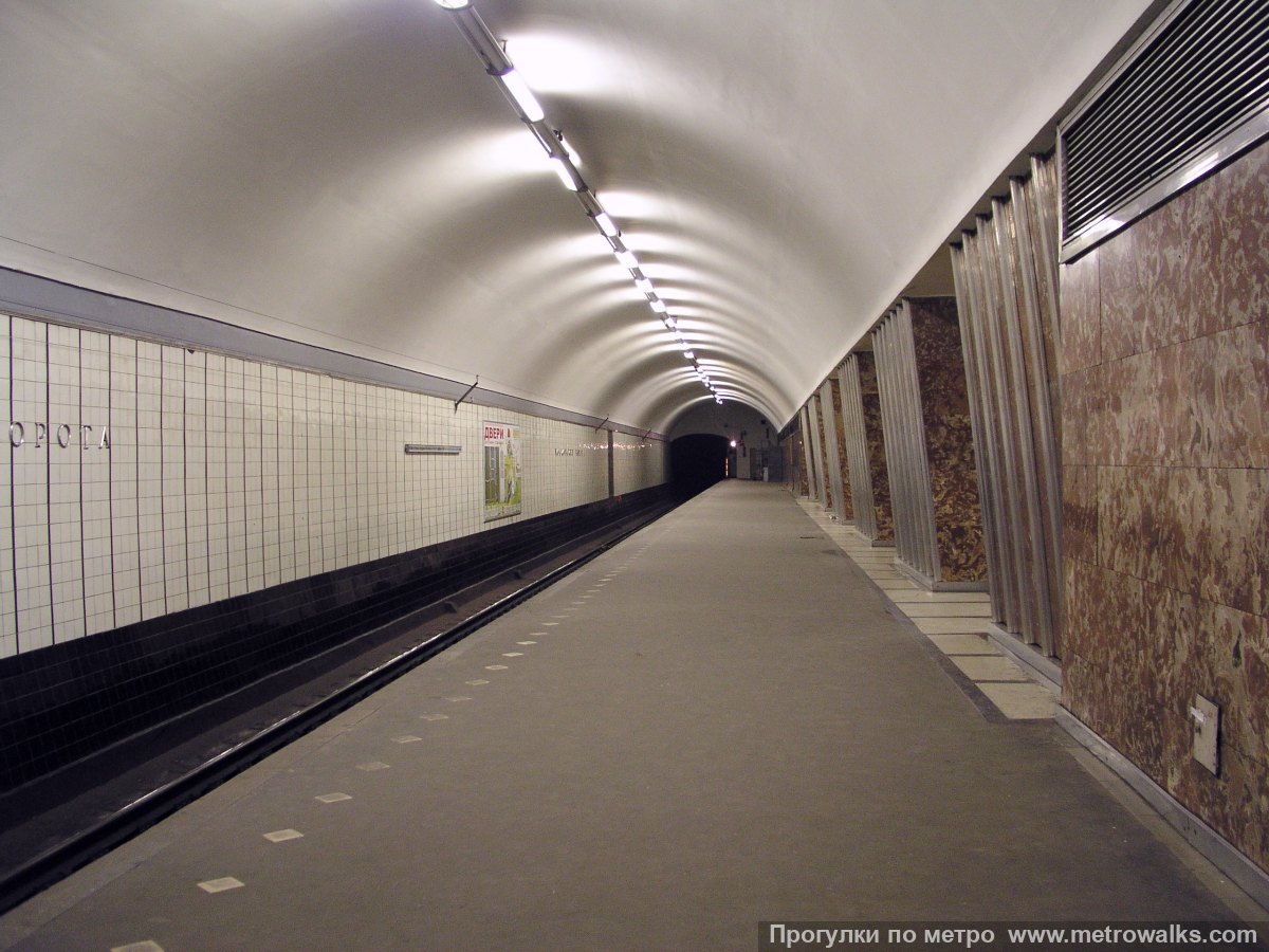 Фотография станции Московские ворота (Московско-Петроградская линия, Санкт-Петербург). Боковой зал станции и посадочная платформа, общий вид.