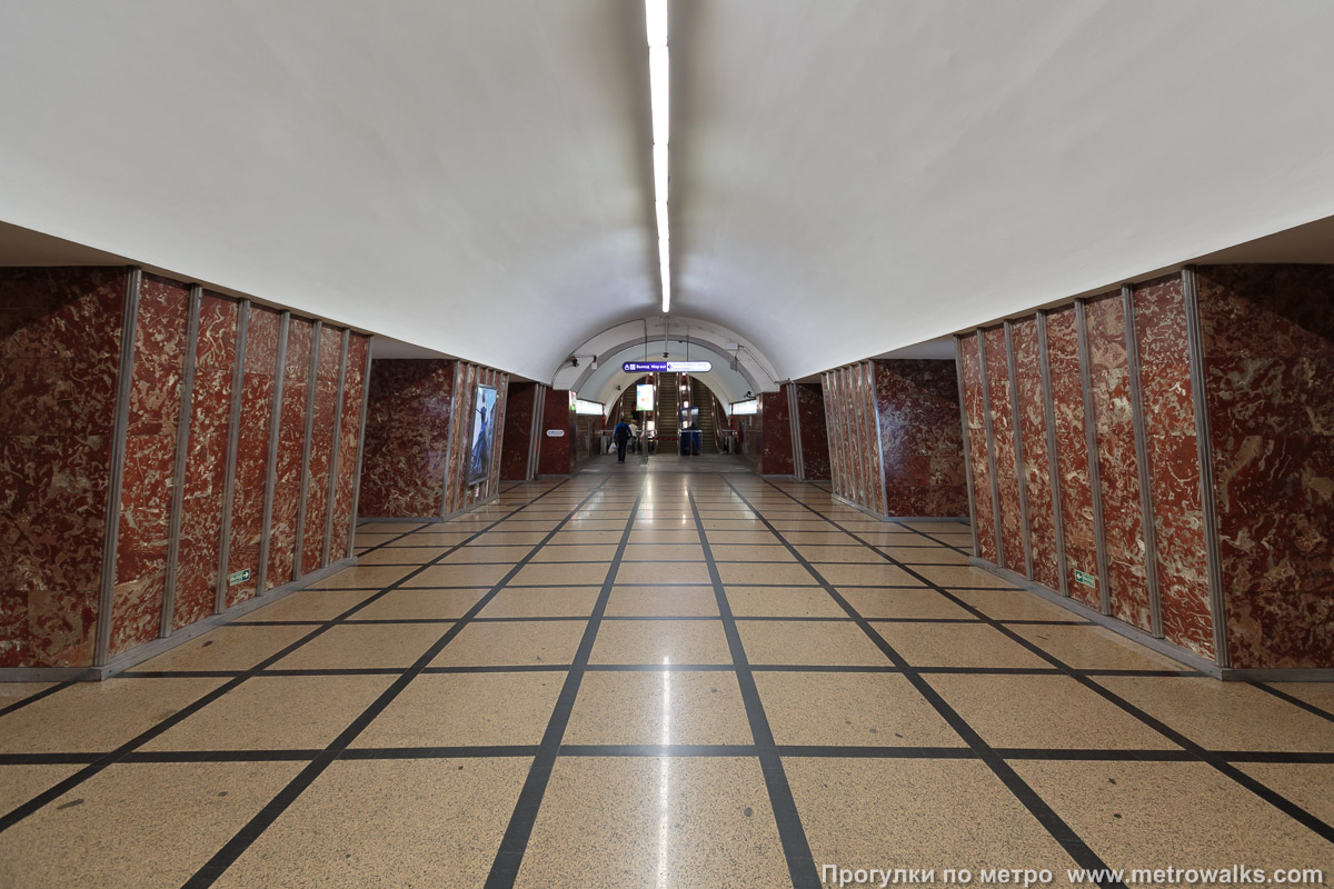 Фотография станции Московские ворота (Московско-Петроградская линия, Санкт-Петербург). Центральный зал станции, вид вдоль от глухого торца в сторону выхода.