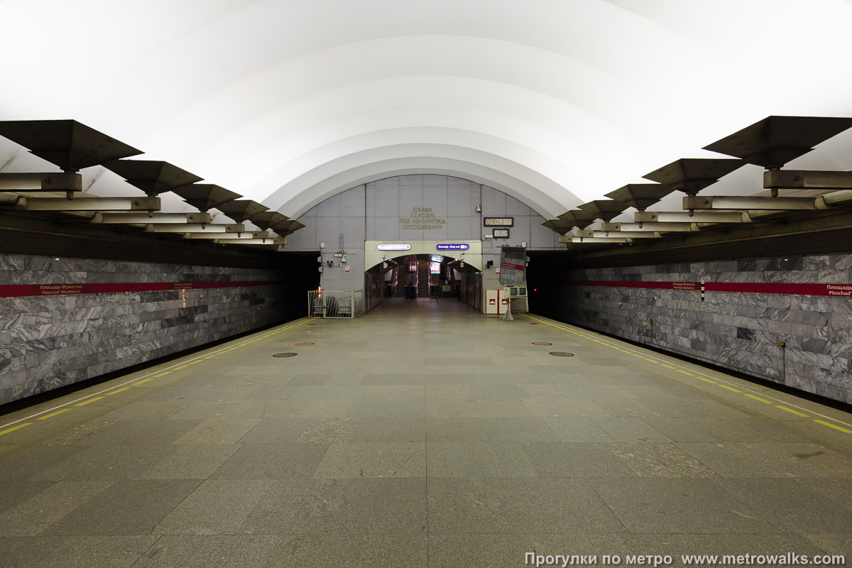 Фотография станции Площадь Мужества (Кировско-Выборгская линия, Санкт-Петербург). Часть станции около выхода в город.