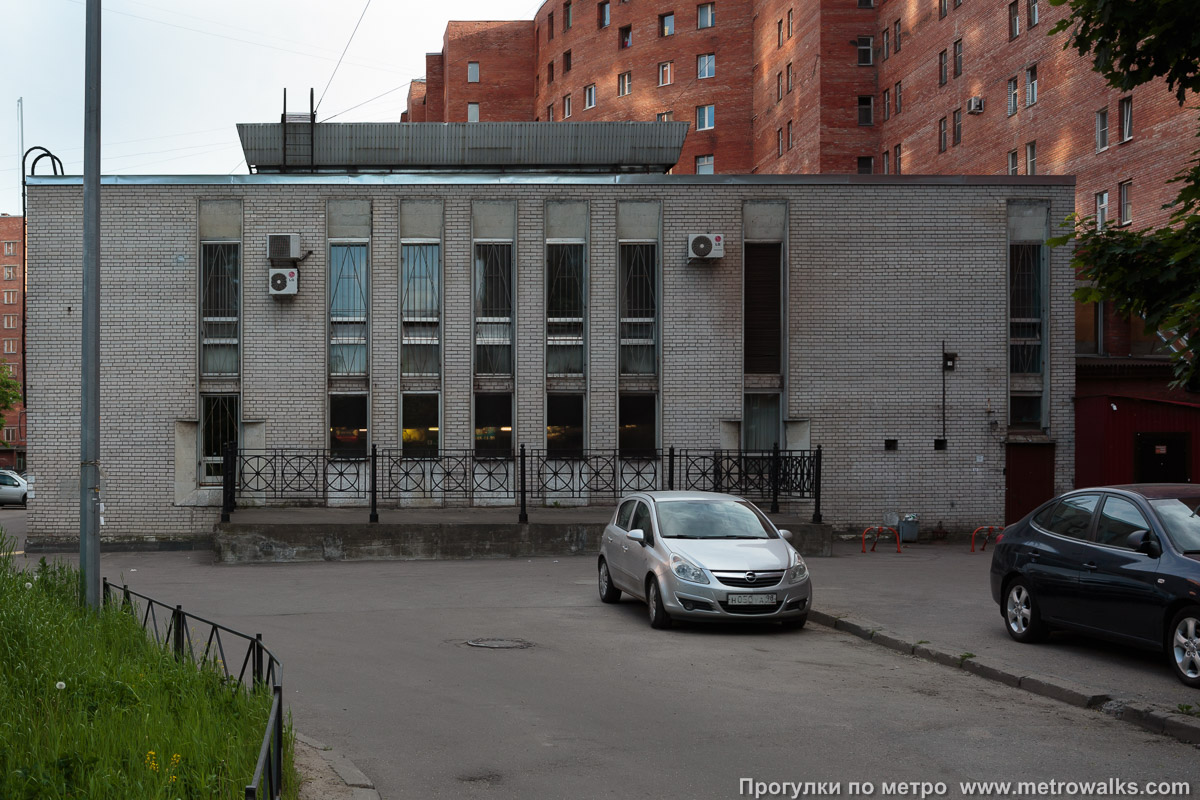 Фотография станции Площадь Мужества (Кировско-Выборгская линия, Санкт-Петербург). Наземный вестибюль станции встроен в здание. На самом деле вестибюль находится во дворе, а в здание встроен только фасад вестибюля.