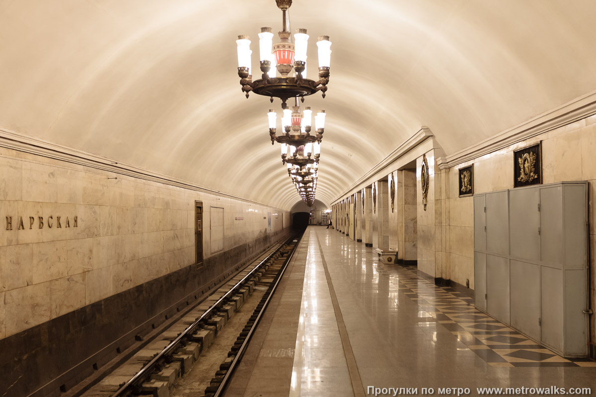 Фотография станции Нарвская (Кировско-Выборгская линия, Санкт-Петербург). Боковой зал станции и посадочная платформа, общий вид. Исторический снимок (2010), без красной полосы на стене.