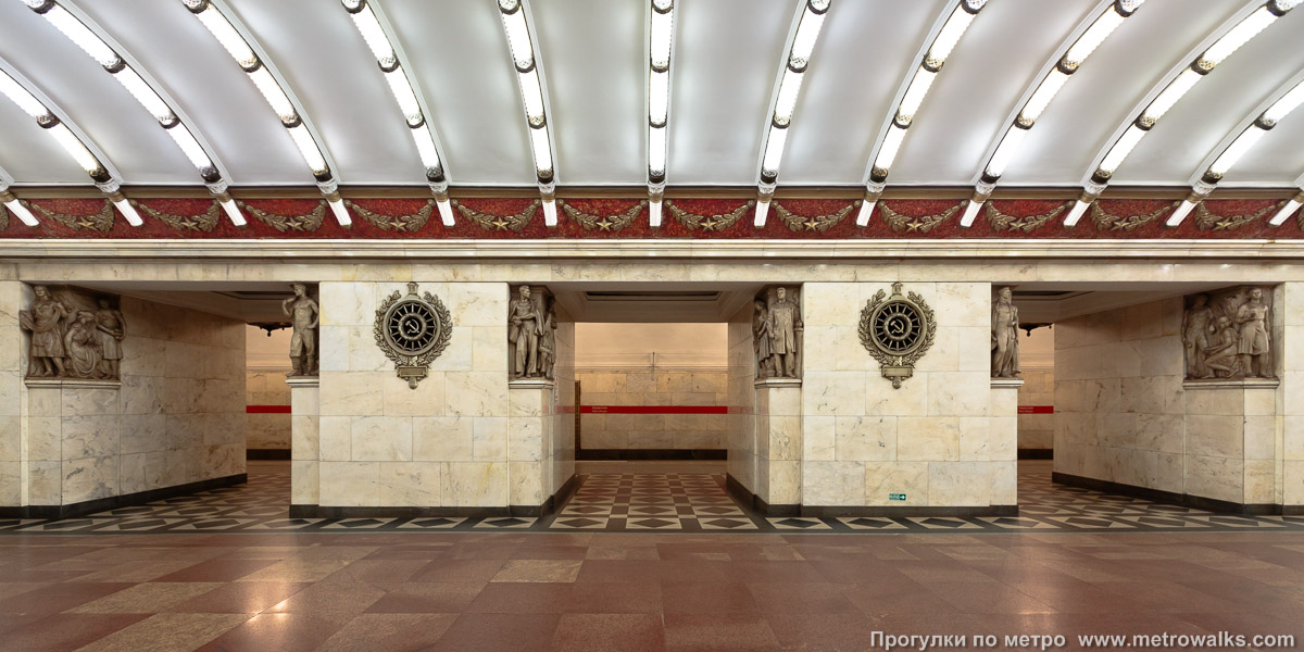 Фотография станции Нарвская (Кировско-Выборгская линия, Санкт-Петербург). Поперечный вид, проходы между пилонами из центрального зала на платформу.