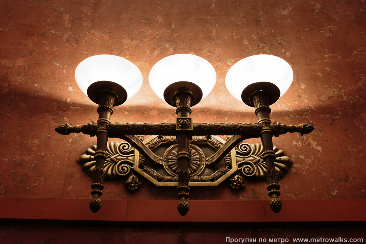 Фотография станции Нарвская (Кировско-Выборгская линия, Санкт-Петербург). Бра в коридоре к выходу.