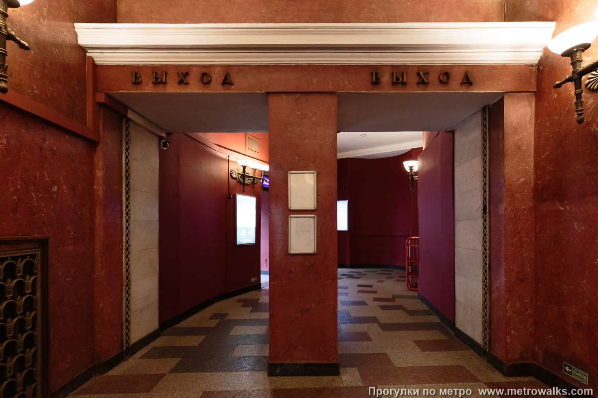 Фотография станции Нарвская (Кировско-Выборгская линия, Санкт-Петербург). Двери вестибюля.