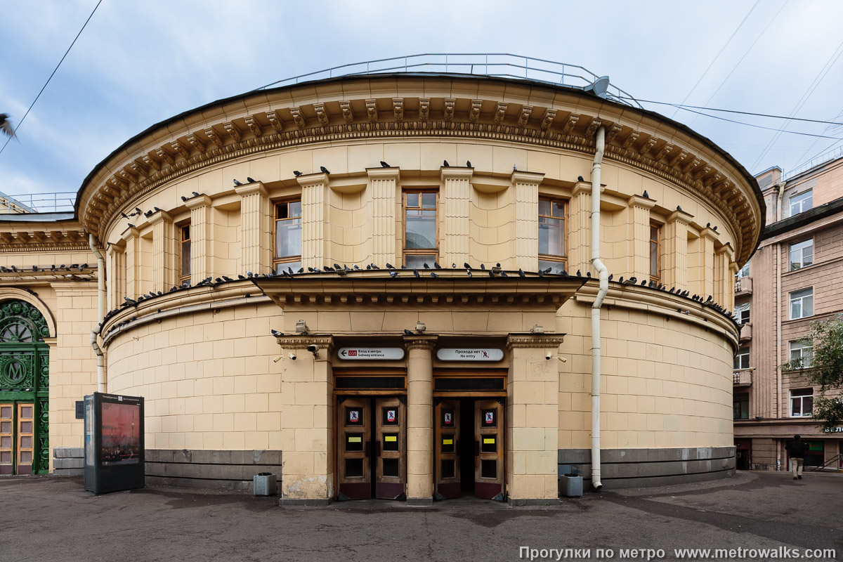 Фотография станции Нарвская (Кировско-Выборгская линия, Санкт-Петербург). Тот же вестибюль, вид сбоку.